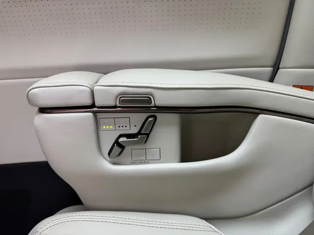 Lexus LM — Фото автомобиля 18