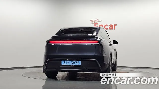 Tesla Model Y — Фото автомобиля 3