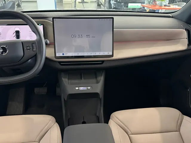Volvo XC70 Plug-in Hybrid — Фото автомобиля 13