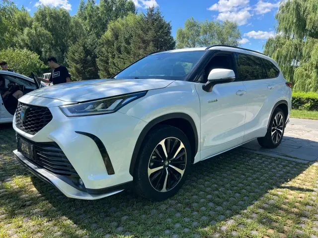 Фотография автомобиля — Toyota Crown Kluger