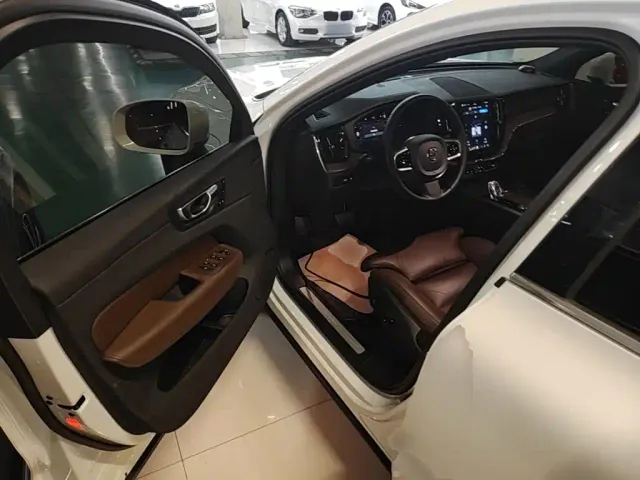 Volvo XC60 — Фото автомобиля 15