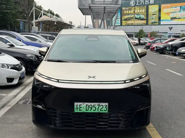 Xpeng X9 — Фото автомобиля 2