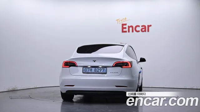 Tesla Model 3 — Фото автомобиля 4