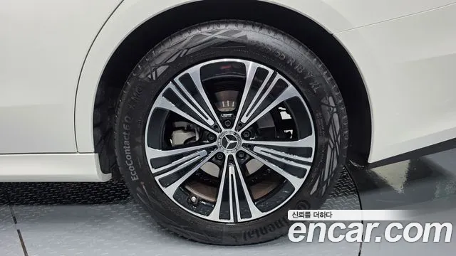 Mercedes-Benz E-Class — Фото автомобиля 16