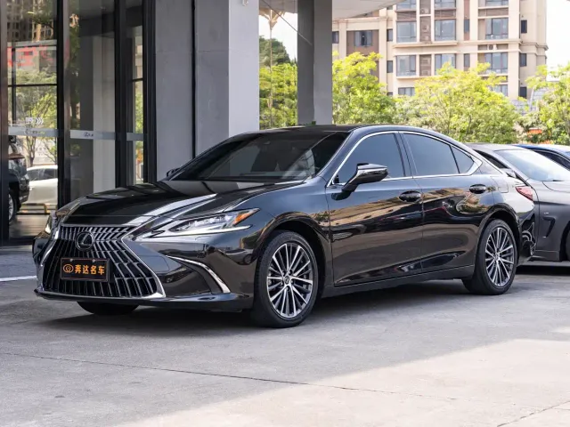 Фотография автомобиля — Lexus ES