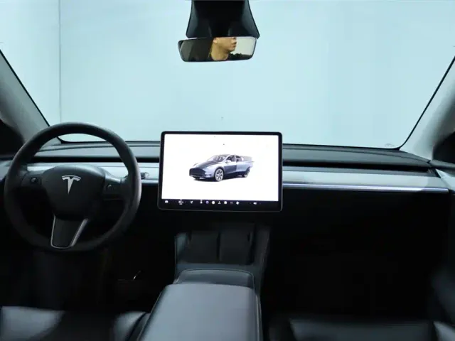Tesla Model Y — Фото автомобиля 9