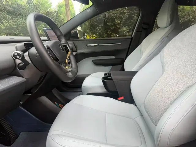 Volvo EX30 — Фото автомобиля 9