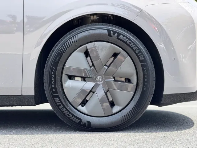 Li Auto MEGA — Фото автомобиля 15