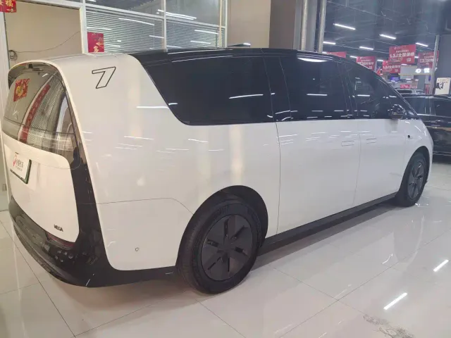 Li Auto MEGA — Фото автомобиля 17