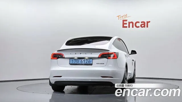 Tesla Model 3 — Фото автомобиля 4
