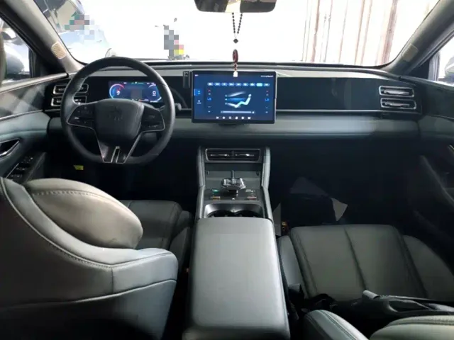 BYD Qin L — Фото автомобиля 9