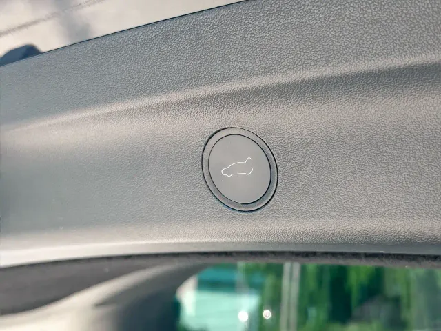 Tesla Model Y — Фото автомобиля 10