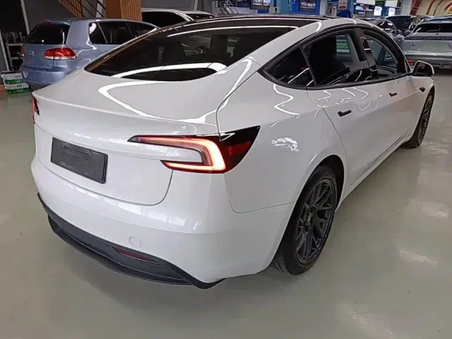 Tesla Model 3 — Фото автомобиля 6