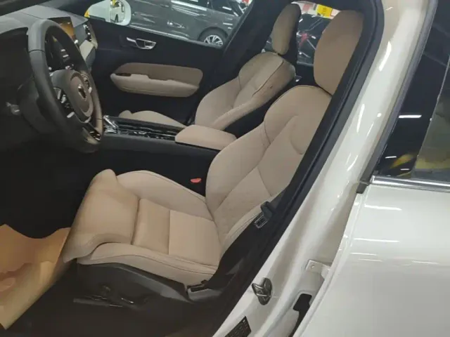 Volvo XC60 — Фото автомобиля 14