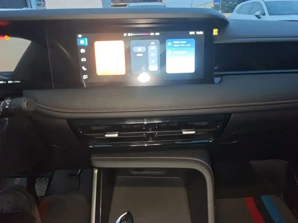 Roewe Roewe i5 2023 1.5L Manual Comfort Edition — Фото автомобиля 8