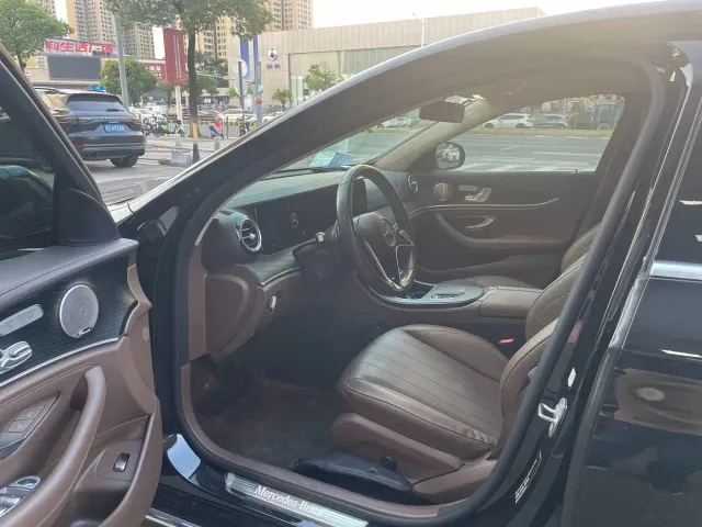 Mercedes-Benz E-Class — Фото автомобиля 4