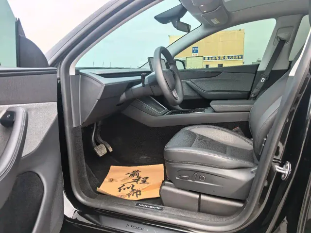 Tesla Model Y — Фото автомобиля 8
