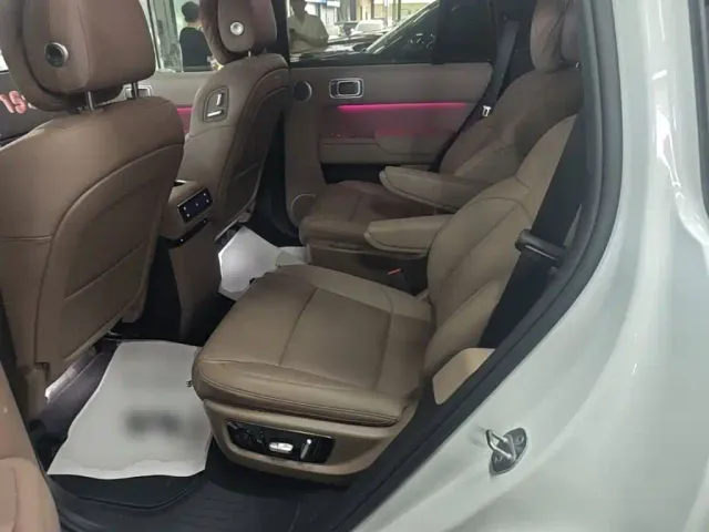 Li Auto L8 — Фото автомобиля 16