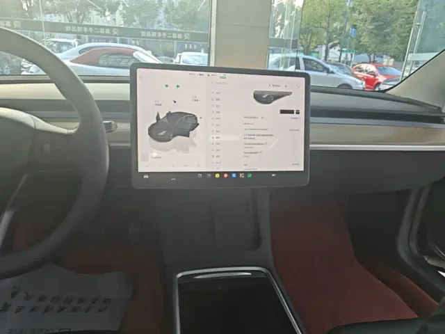Tesla Model 3 — Фото автомобиля 12