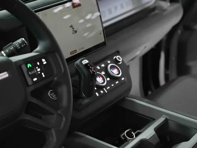 Land Rover Defender — Фото автомобиля 13