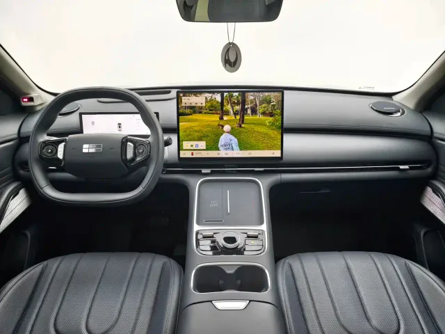 Geely Galaxy Starship 7 EM-i — Фото автомобиля 13