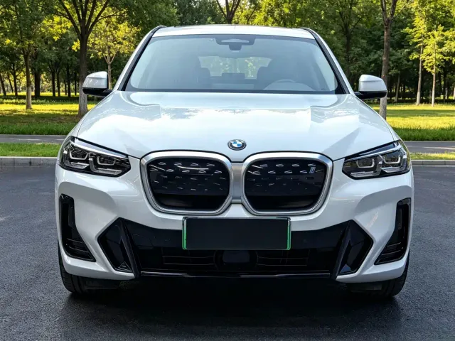 BMW iX3 — Фото автомобиля 2