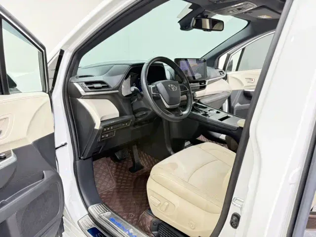 Toyota Sienna — Фото автомобиля 16