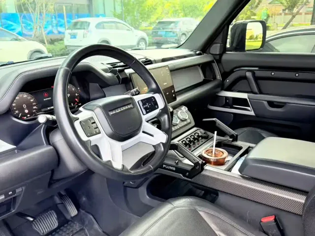 Land Rover Defender — Фото автомобиля 7