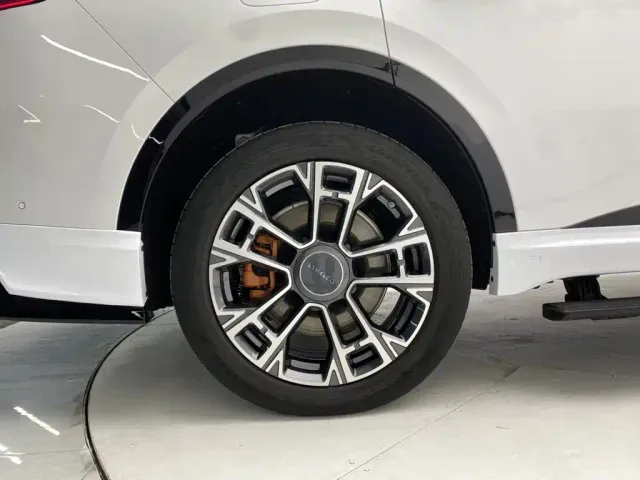 Lynk & Co 900 — Фото автомобиля 11
