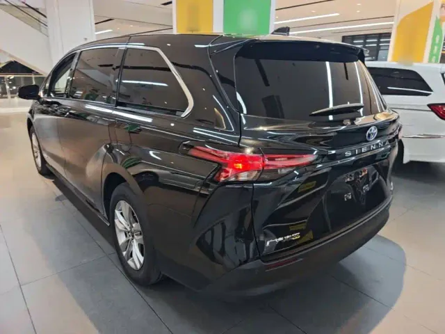 Toyota Sienna — Фото автомобиля 4