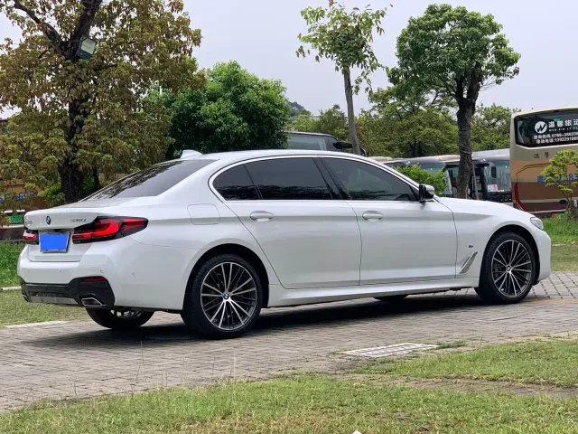BMW 5 Series — Фото автомобиля 6