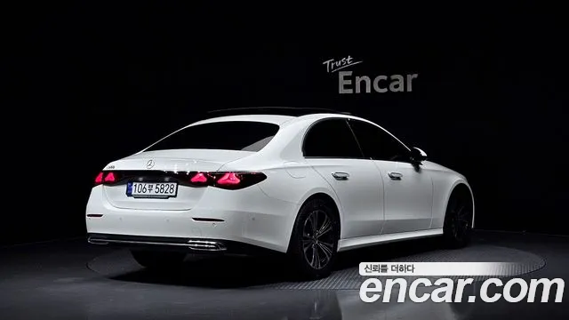 Mercedes-Benz E-Class — Фото автомобиля 2
