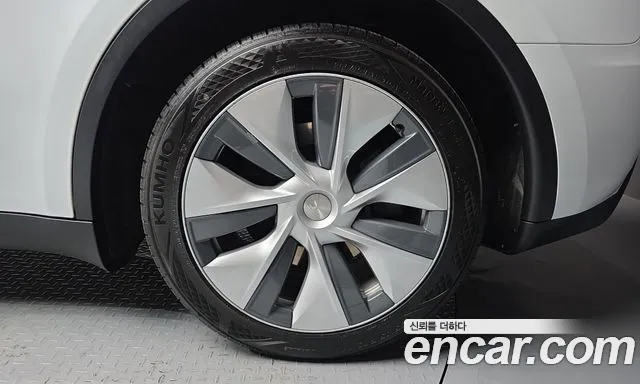 Tesla Model Y — Фото автомобиля 6
