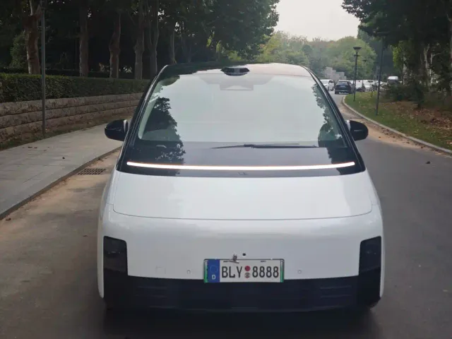 Li Auto MEGA — Фото автомобиля 2