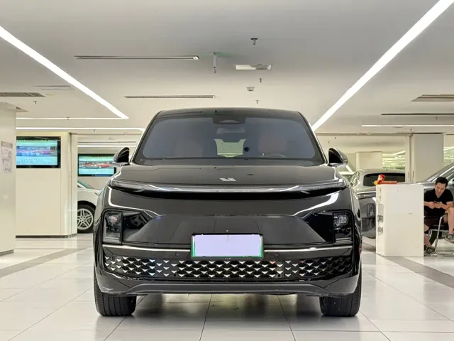 Li Auto L8 — Фото автомобиля 2