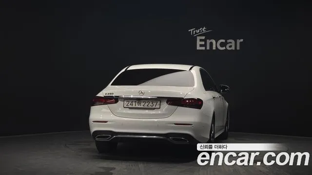 Mercedes-Benz E-Class — Фото автомобиля 3