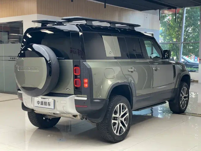 Land Rover Defender — Фото автомобиля 30