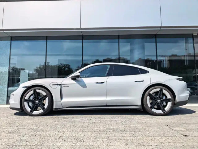 Porsche Taycan — Фото автомобиля 3