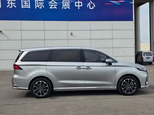 Roewe iMAX8 — Фото автомобиля 5