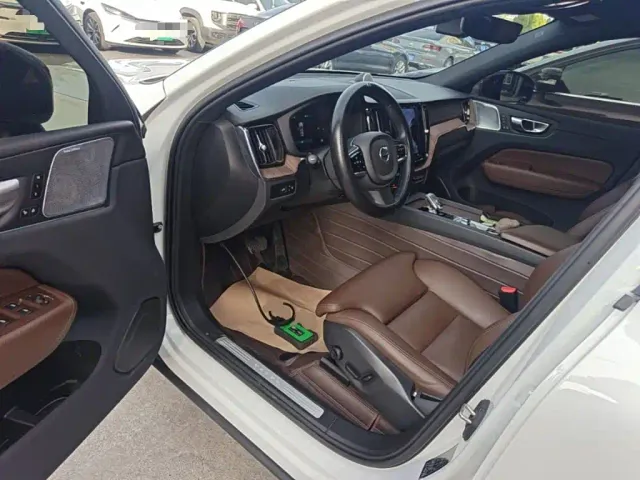 Volvo XC60 — Фото автомобиля 15