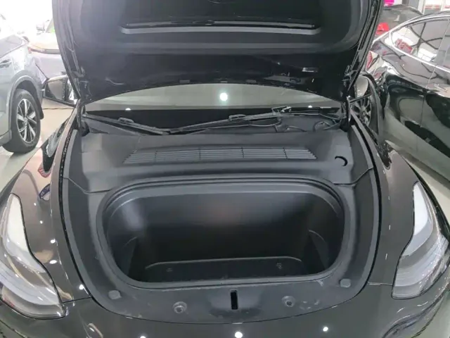 Tesla Model Y — Фото автомобиля 19