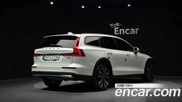 Вольво V60 V60 Cross Country 2 поколение B5 Ultimate AWD — Фото автомобиля 2