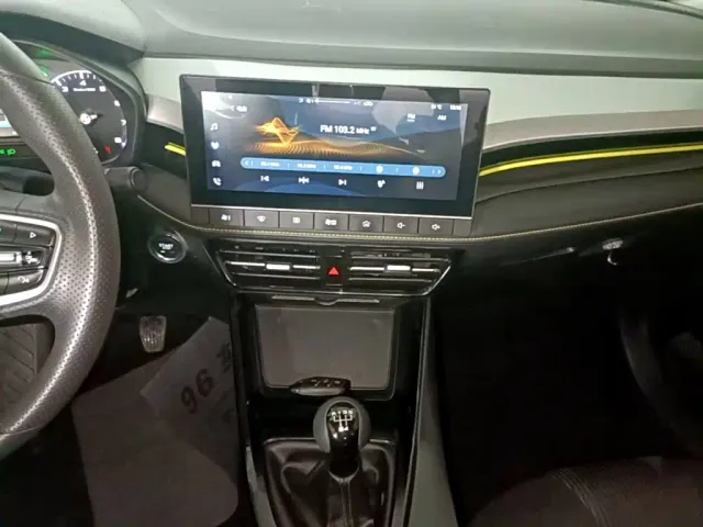 Roewe i5 — Фото автомобиля 12