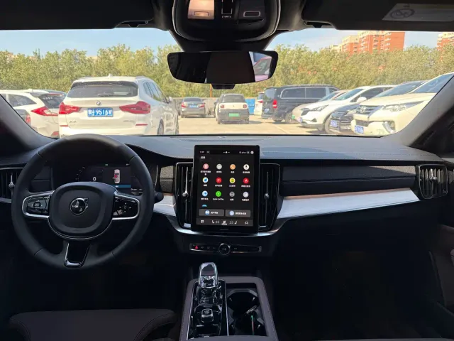 Volvo S90 — Фото автомобиля 4