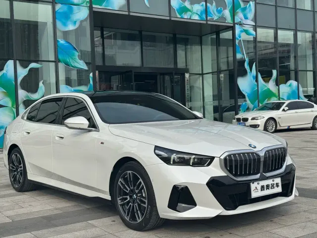 BMW 5 Series — Фото автомобиля 3