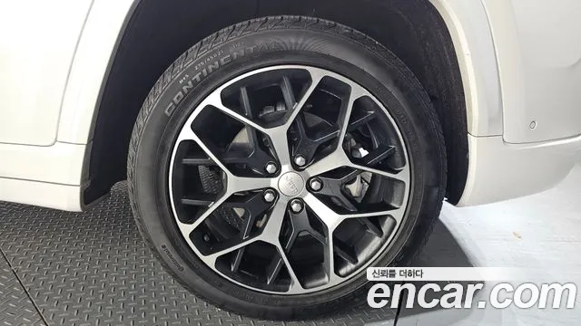 Jeep Cherokee — Фото автомобиля 20