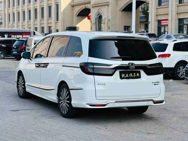Honda Elysion — Фото автомобиля 3