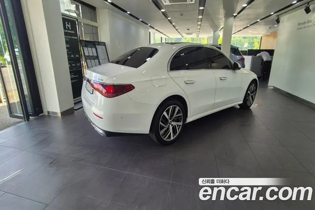 Mercedes-Benz E-Class — Фото автомобиля 2