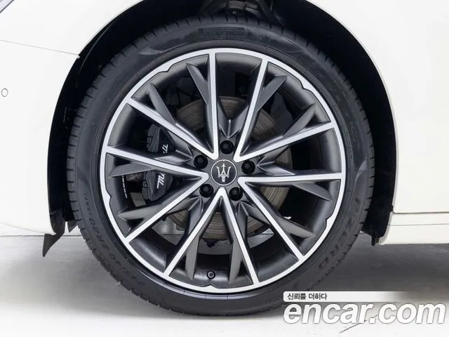 Maserati Ghibli — Фото автомобиля 5