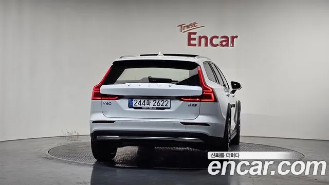 Вольво V60 V60 Cross Country 2 поколение B5 Ultimate AWD — Фото автомобиля 3